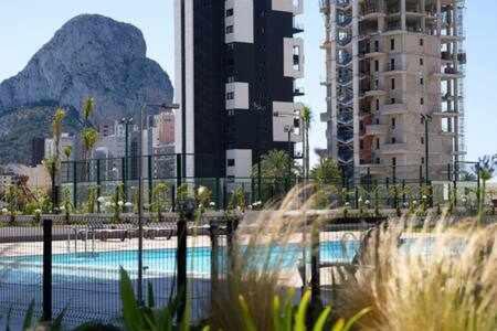 Apartamento De 3 Dormitorios Piscina Y Parking 칼페 외부 사진