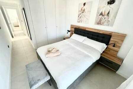 Apartamento De 3 Dormitorios Piscina Y Parking 칼페 외부 사진