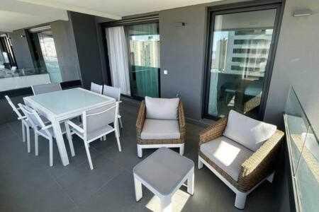 Apartamento De 3 Dormitorios Piscina Y Parking 칼페 외부 사진
